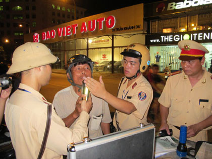 CSGT phát hiện, xử lý 15.000 ma men/tháng.