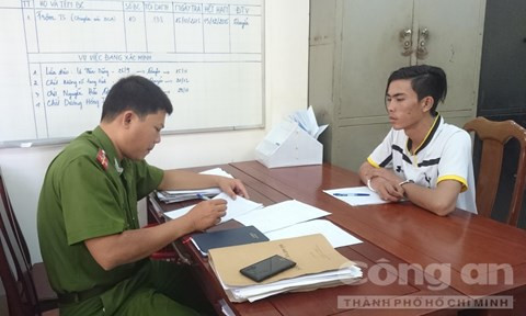 Trinh sát lấy lời khai Trọng (ảnh chụp 14 giờ ngày 15-11)