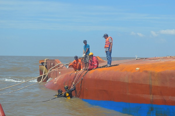 Hiện trường tàu Hoàng Phúc 18 gặp nạn. 