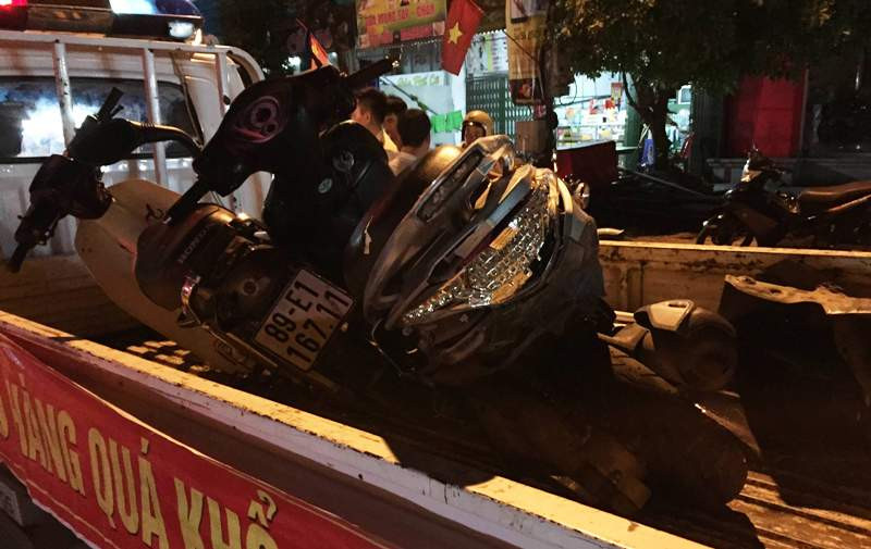 Hai trong ba chiếc xe máy bị hư hỏng khi va chạm với chiếc xe Fortuner. 