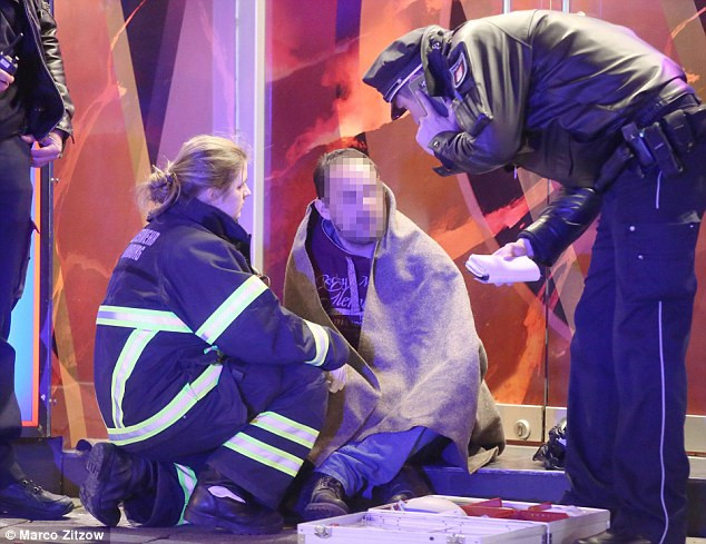 Chàng trai mê phim khiêu dâm được nhân viên y tế sơ cứu.