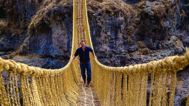 Dưới thời vương quốc Inca cổ đại, cư dân Peru chưa hề biết tới bánh xe hay sắt thép, vì vậy để di chuyển giữa các đỉnh núi trên dãy Andes, họ đã nghĩ ra cách bện cầu từ loài cỏ Ichu. 