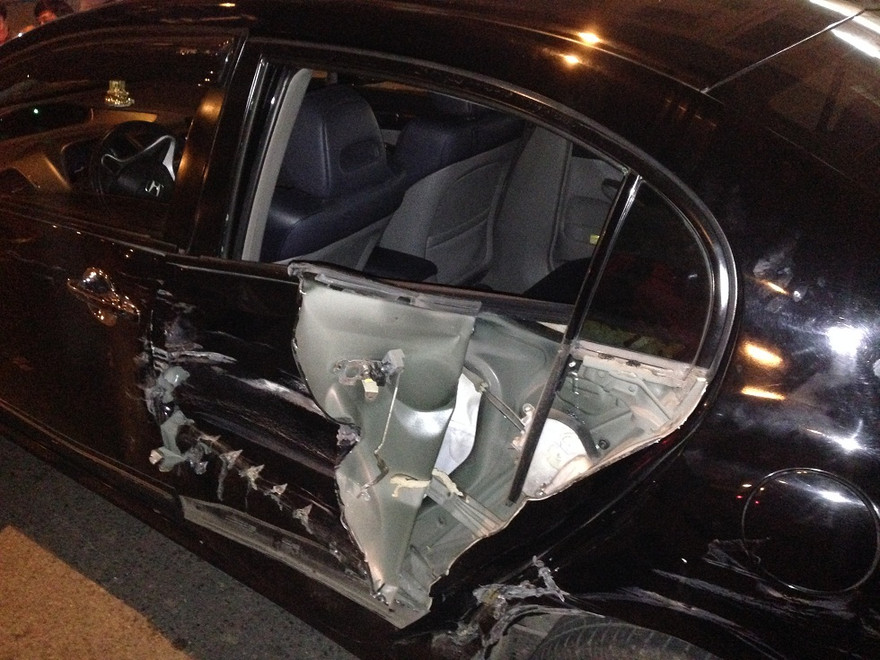 Chiếc xe ô tô 4 chỗ bị tông bể cửa sau.