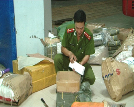 Công an tiến hành kiểm tra các lô hàng không rõ nguồn gốc, xuất xứ vận chuyển bằng xe khách BKS 51B-109.85. 