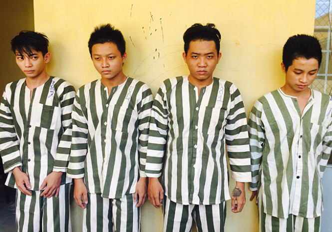 Băng nhóm của Duy cầm mã tấu chém người. Ảnh CA cung cấp