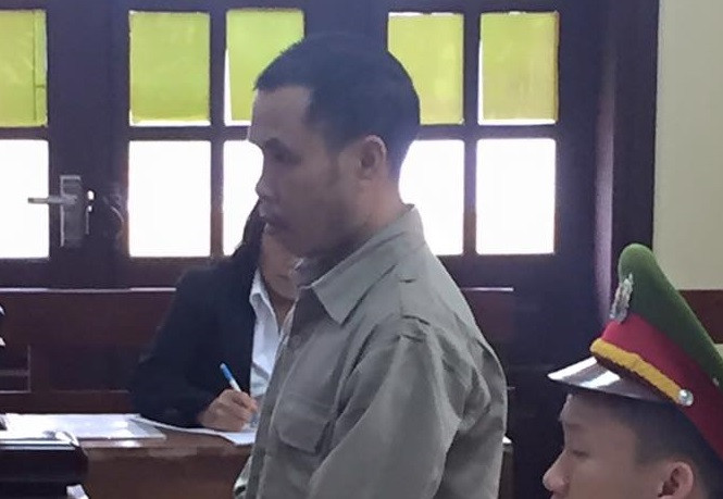 Bị cáo Hà Văn Hang ra tòa sáng 9/11. Ảnh: Duy Chiến