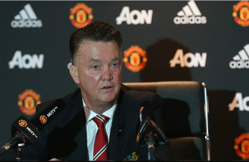 Van Gaal dự buổi họp báo trước trận. Ảnh: Reuters.