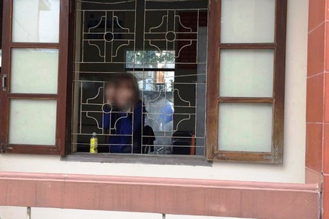 Tại trụ sở công an, Huyền vẫn còn biểu hiện "ngáo đá". 