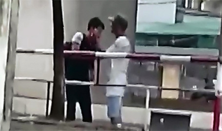 Hình ảnh Tuấn hành hung, trấn lột tiền của người đi đường cắt ra từ clip.