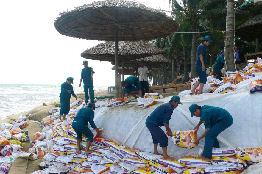 Lực lượng dân quân kè chắn cả ngày lẫn đêm.