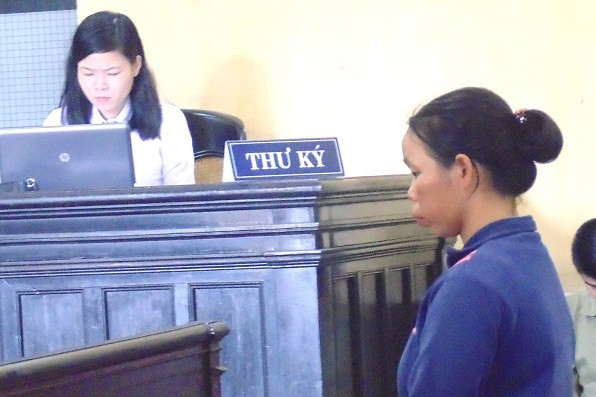 Dùng xăng tưới vào chồng và châm lửa đốt, sáng nay 23/11, bị cáo Nguyễn Thị Phượng bị tuyên 7 năm tù với tội danh “Giết người”.