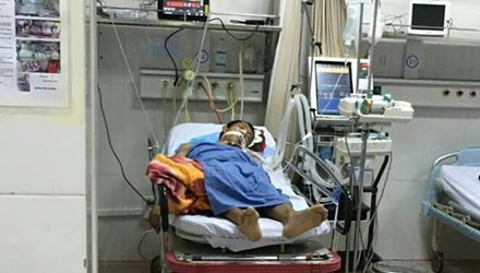 Tài xế Đặng Văn Cường lúc được cấp cứu tại ĐH Y Hà Nội