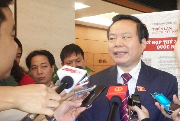 Chủ nhiệm Uỷ ban Tài chính Ngân sách Phùng Quốc Hiển trao đổi với PV bên lề kỳ họp sáng 11/11.