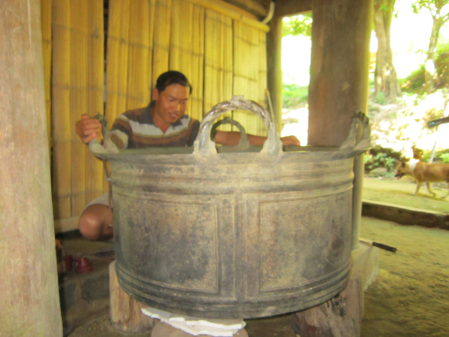 Anh Hà Văn Sỹ đã mua lại được báu vật của làng 