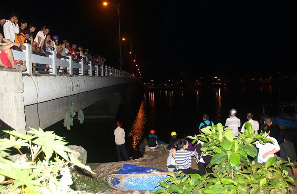 Người dân ngóng chờ kết quả tim kiếm em Mai Quốc Huy