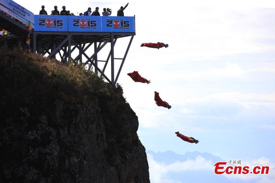 Ngày 2/11 vừa qua, tại tỉnh Vân Nam (Trung Quốc) đã diễn ra cuộc thi bay quốc tế có tên Wings for Love World Cup 2015. 