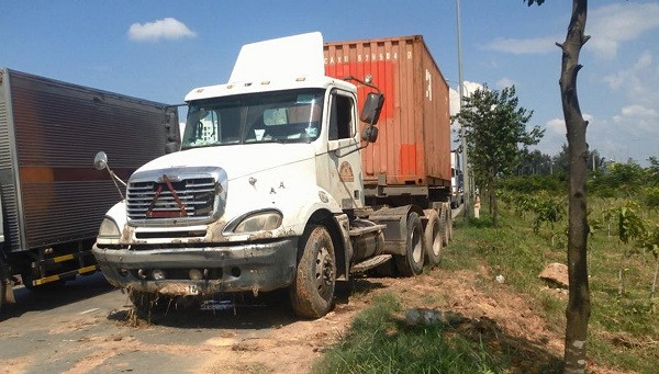 Chiếc xe container sau khi được kéo lên bờ.