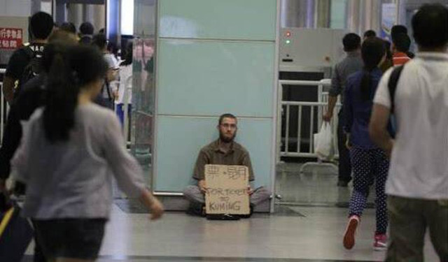 Anh chàng ngồi ăn xin với tấm biển "Vé đi Côn Minh".