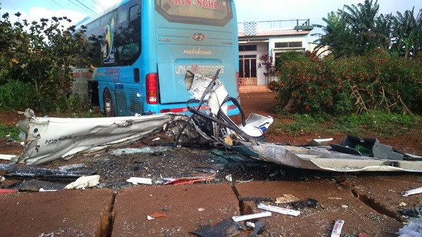 Xe khách đâm vào vườn nhà dân 