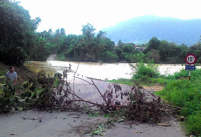 Cầu Thác Ngựa đã được chặn không cho xe qua lại