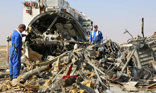 Nhân viên Bộ Khẩn cấp Nga điều tra tại hiện trường vụ rơi máy bay. Ảnh: AFP