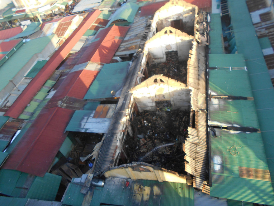 Hàng chục gian hàng bị thiêu rụi 