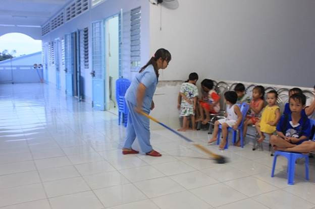 Cô Trúc Linh luôn quan tâm đến vấn đề vệ sinh cho các con