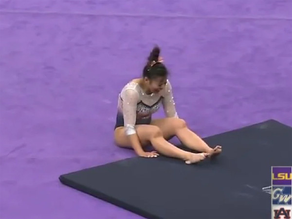 Kinh hãi cảnh nữ VĐV thể dục gãy cả hai chân sau cú nhảy santo