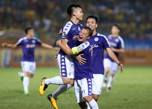 Quang Hải ăn mừng siêu phẩm. Ảnh: Vnexpress