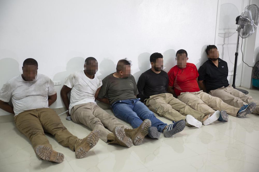 Hai nghi phạm người Mỹ (mặc áo trắng). Ảnh: AP