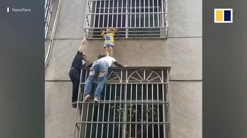 Người phụ nữ 'anh hùng' để bé gái ngã lọt 'chuồng cọp' đứng trên vai suốt 20 phút