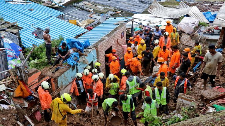 Hiện trường một vụ lở đất ở ngoại ô Mumbai ngày 18/7. Ảnh: Reuters
