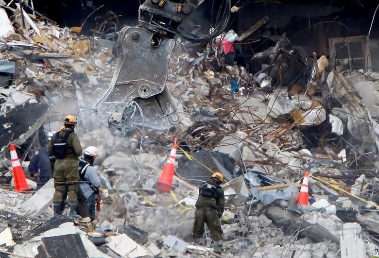 Hiện trường vụ sập hai tòa chung cư ở Miami (Mỹ). Ảnh: Reuters