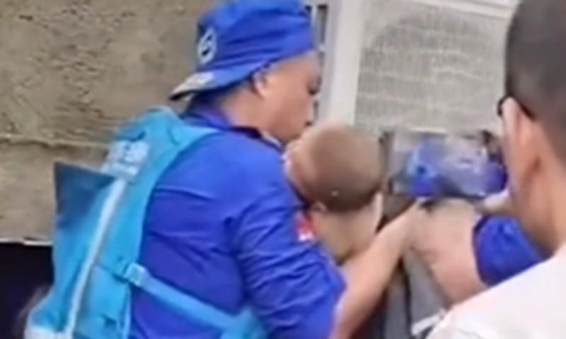 Bé gái bốn tháng tuổi được cứu từ đống đổ nát. Ảnh chụp màn hình