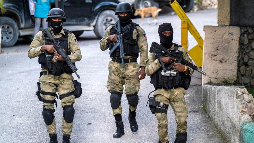 Lực lượng an ninh Haiti đứng canh gác khi nhân viên FBI khám xét dinh thự cố Tổng thống Moise. Ảnh: Reuters