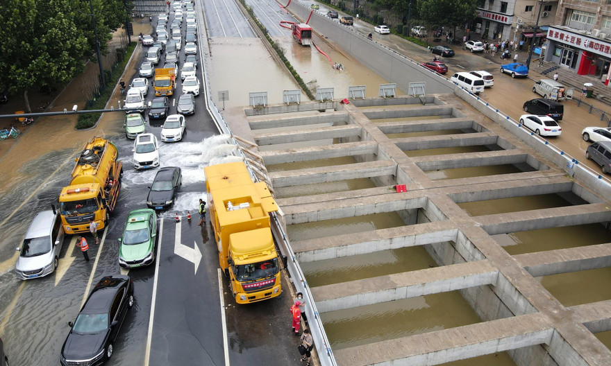 Máy bơm hút nước ra khỏi đường hầm. Ảnh: Global Times