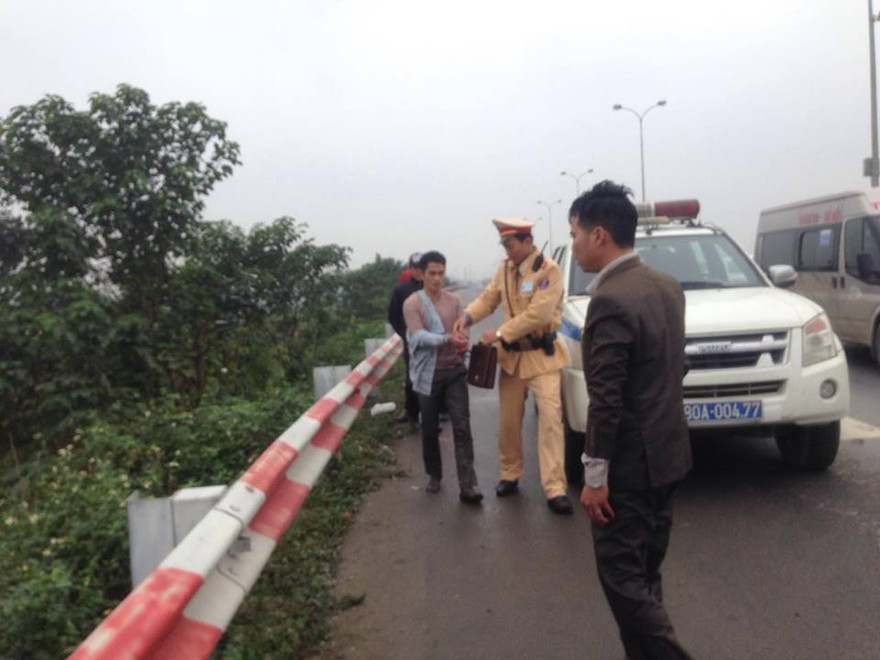 Một trong hai đối tượng bị CSGT khống chế.