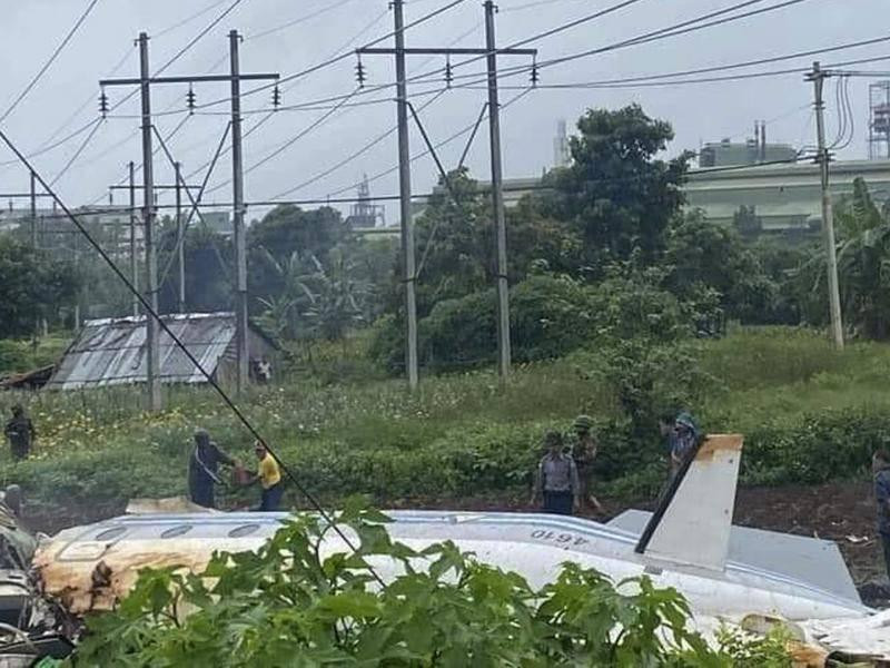 Xác chiếc máy bay xấu số của quân đội Myanmar. Ảnh: AAP.