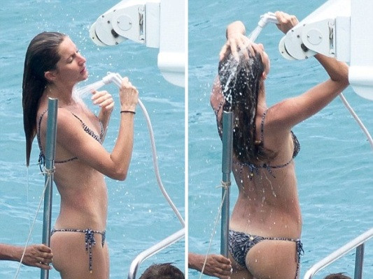 Gisele Bundchen vừa tắm vừa tạo dáng trên du thuyền