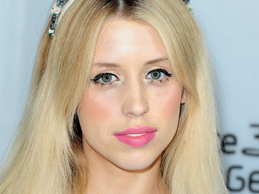 Người mẫu 25 tuổi nước Anh đột tử tại nhà riêng