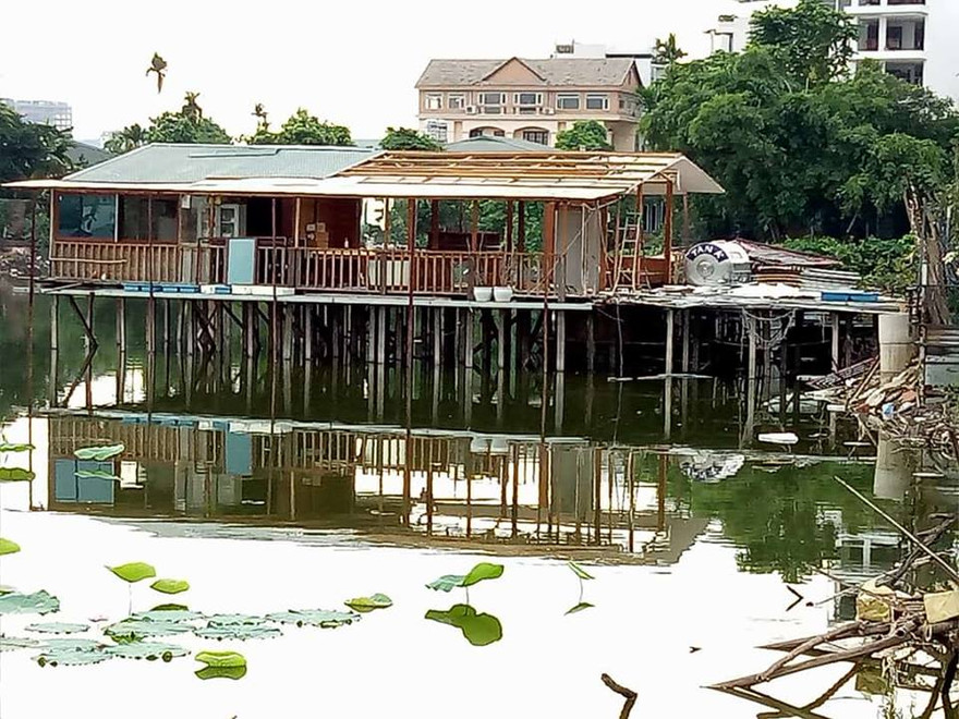 Gần 1 tháng mới dỡ được 1/2 công trình sai phạm. Ảnh: MĐ