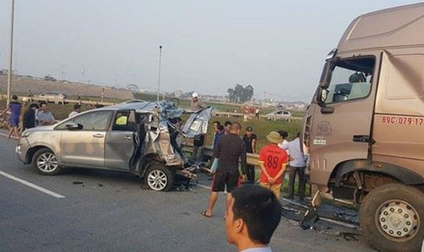 Hiện trường vụ xe container đâm xe Inova.