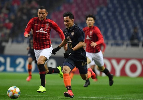 Buriram United (áo đen) nhận thất bại trận ra quân AFC Champions League