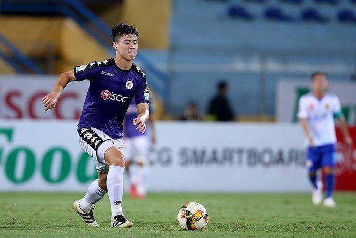 Duy Mạnh có 1 pha nã đại bác đẹp mắt ở phút thứ 6 