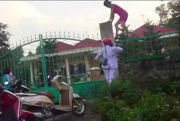 các đối tượng tuồn quà của trẻ khuyết tậ ra ngoài.