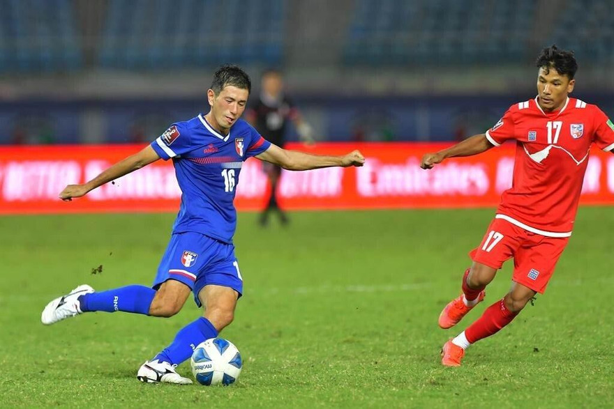 Yoshitaka Komori (trái) là trường hợp "độc nhất vô nhị" ở vòng loại World Cup