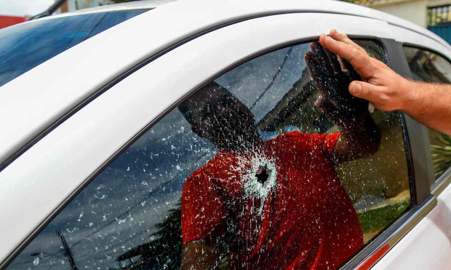 Một chiếc xe hơi bị bắn vỡ kính tại Vitoria - nơi đang chìm trong bạo lực sau khi cảnh sát đình công. Ảnh: Reuters