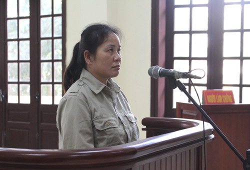 Bị cáo Mai ra tòa lĩnh án. Ảnh: Minh Thảo