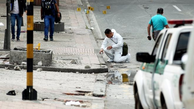 Khám xét hiện trường vụ đánh bom. Ảnh: EPA