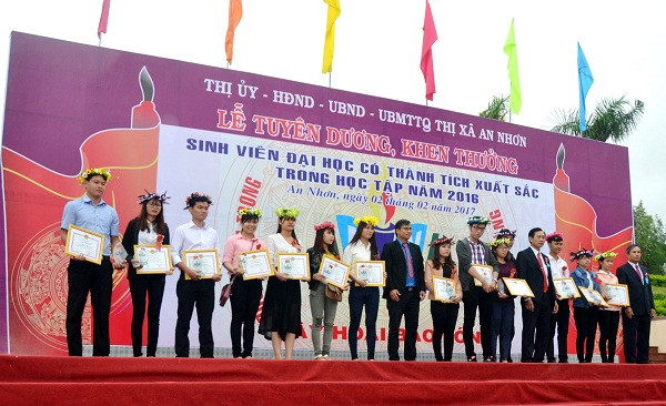 Lãnh đạo TX An Nhơn trao Giấy khen cho sinh viên nhà nghèo hiếu học